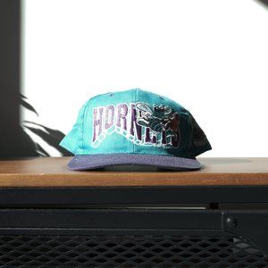 Vintage Charlotte Hornets NBA Strap-back.